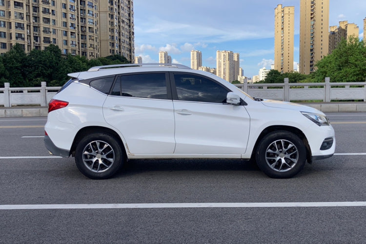 比亚迪 宋 2018款 1.5TI 手动智联进享型